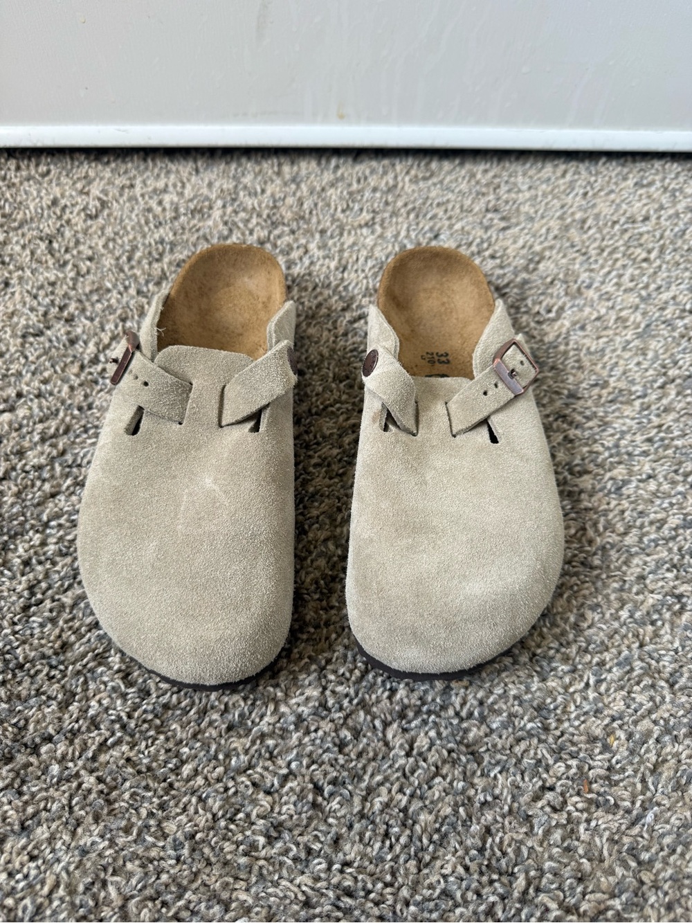 Birkenstock Kids size 33 clogs Suede Clogs in Light Beige